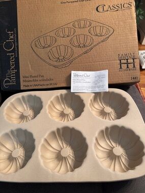 NIB - Pampered Chef Stoneware Mini Fluted Bundtcake Pan 1441